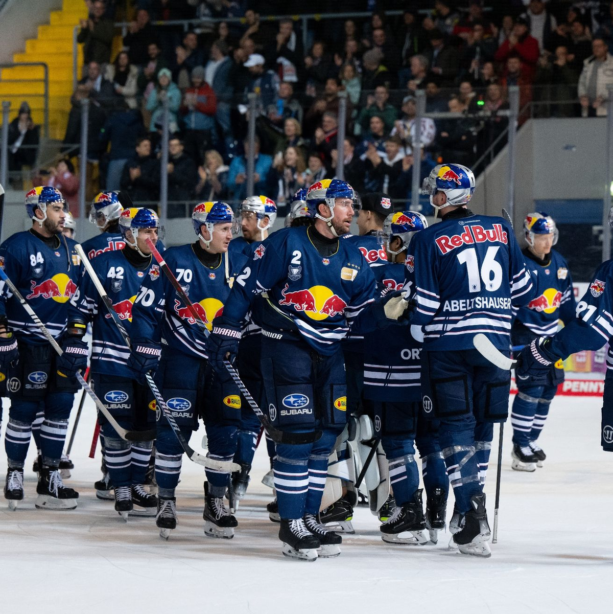 Der EHC Red Bull München hat im Playoff-Halbfinale in Bremerhaven verkürzen können. - Foto: Sven Hoppe/dpa