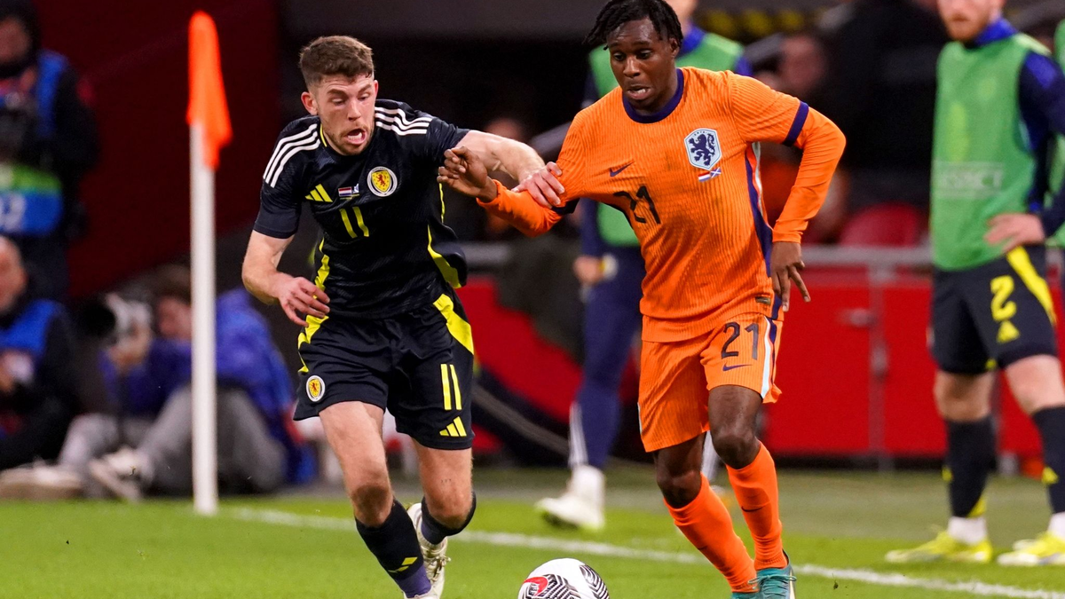 Jeremie Frimpong (r) stand in der Startelf der Niederländer gegen Schottland. - Foto: Joris Verwijst/PA Wire/dpa