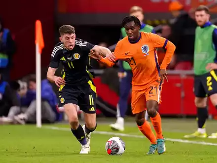 Jeremie Frimpong (r) stand in der Startelf der Niederländer gegen Schottland. - Foto: Joris Verwijst/PA Wire/dpa