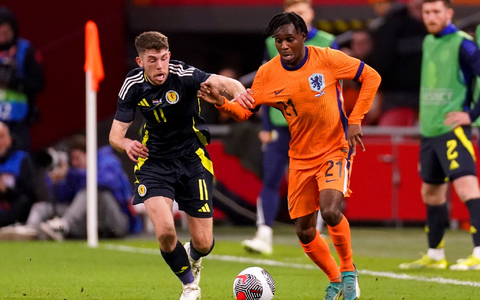 Jeremie Frimpong (r) stand in der Startelf der Niederländer gegen Schottland. - Foto: Joris Verwijst/PA Wire/dpa