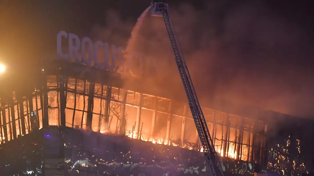 Rettungskräfte bekämpfen ein Brand im Crocus City Hall am westlichen Rand von Moskau. Nach dem Angriff auf eine Veranstaltungshalle in der Region Moskau hat der russische Inlandsgeheimdienst FSB laut Agentur Interfax Tote und Verletzte bestätigt. - Bild: Alexander Zemlianichenko Jr/XinHua/dpa