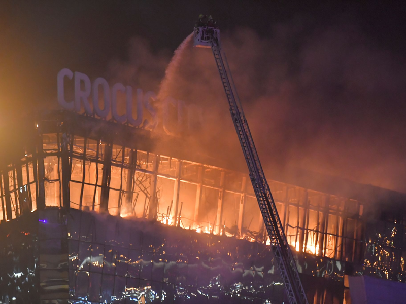 Rettungskräfte bekämpfen ein Brand im Crocus City Hall am westlichen Rand von Moskau. Nach dem Angriff auf eine Veranstaltungshalle in der Region Moskau hat der russische Inlandsgeheimdienst FSB laut Agentur Interfax Tote und Verletzte bestätigt. - Foto: Alexander Zemlianichenko Jr/XinHua/dpa