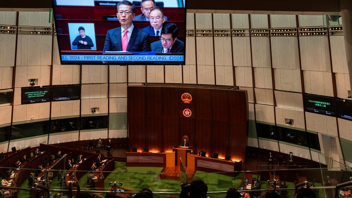 Hongkongs Finanzminister Paul Chan hält die jährliche Haushaltsrede im Legislativrat in Hongkong. Der Legislativrat verabschiedete das neue und umstrittene Sicherheitsgesetz in der chinesischen Sonderverwaltungsregion. - Foto: Louise Delmotte/AP/dpa