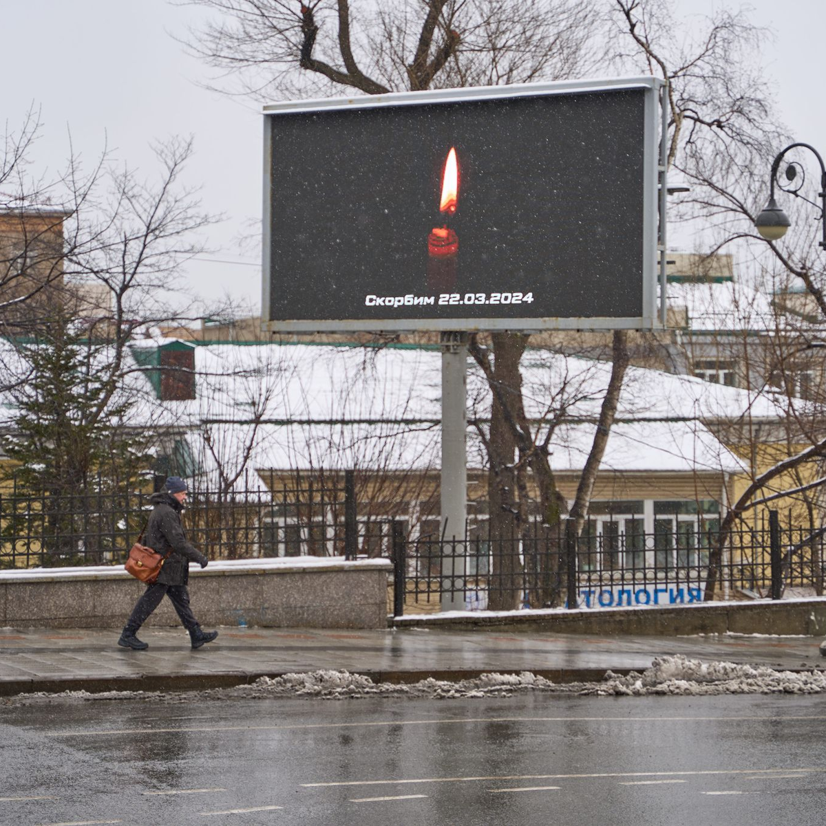 Eine Anzeigetaffel zeigt auf der Straße eine Kerze zum Gedenken der Opfer. Bei dem mutmaßlichen Terroranschlag auf eine Veranstaltungshalle am Stadtrand von Moskau sind mehr als 60 Menschen getötet worden. - Foto: Guo Feizhou/XinHua/dpa