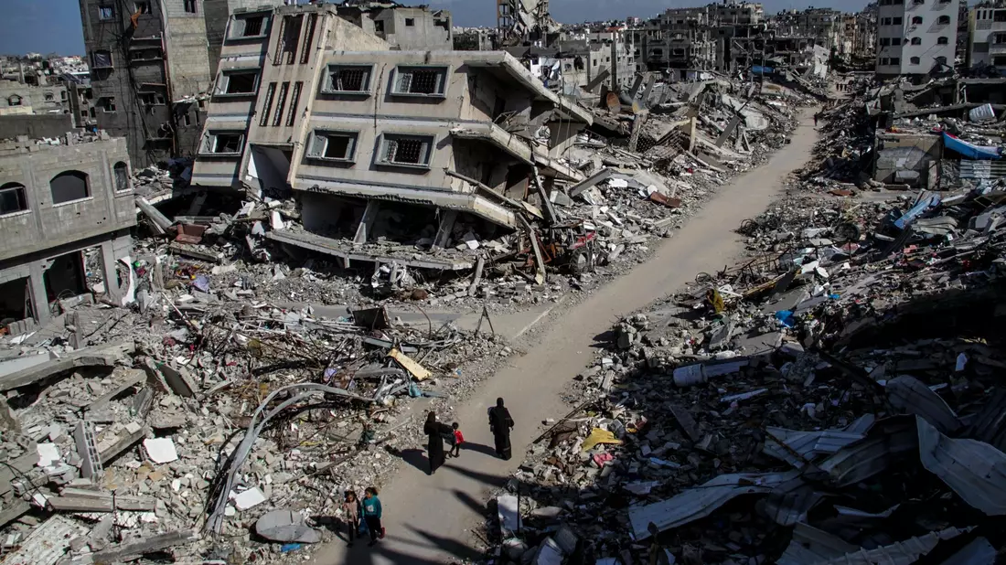 Menschen drängen sich um Pakete mit humanitärer Hilfe, die über dem nördlichen Gazastreifen abgeworfen wurden. Israel hat «sofortige Schritte» zur Erhöhung humanitärer Hilfe für die Zivilbevölkerung beschlossen. - Bild: Mahmoud Issa/dpa