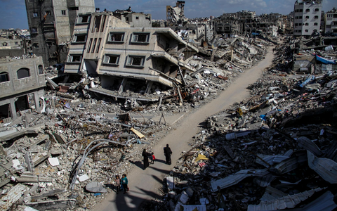 Ruinen von Gebäuden im Gazastreifen, die durch israelischen Luftangriff zerstört wurden. Es bleibt bei Unstimmigkeiten über den weiteren Verlauf im Gaza-Krieg. - Foto: Mahmoud Issa/dpa