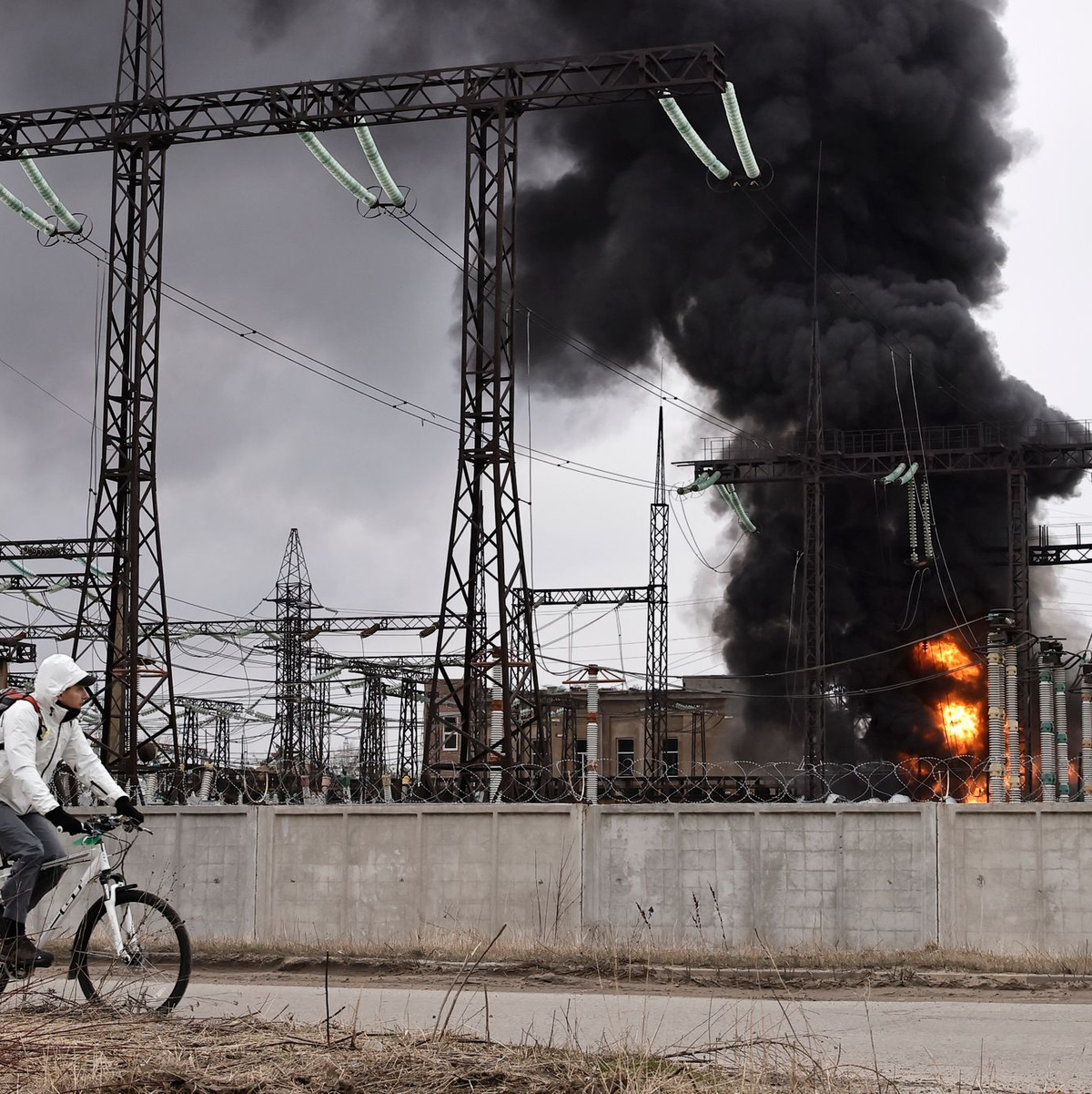 Ein Großteil der ukrainischen Energie-Infrastruktur fällt durch die russischen Angriffe mittlerweile aus - Foto: Yevhen Titov/AP/dpa