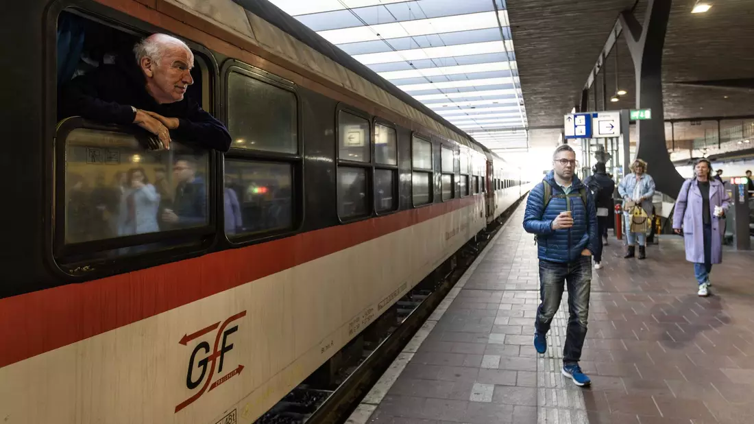 Ein Passagier an Bord des neuen Nachtzuges, der zwischen Berlin, Amsterdam und Brüssel verkehrt, schaut aus einem Zugfenster. - Bild: Eva Plevier/ANP/dpa