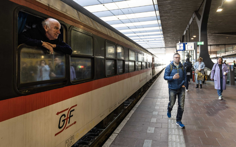 Ein Passagier an Bord des neuen Nachtzuges, der zwischen Berlin, Amsterdam und Brüssel verkehrt, schaut aus einem Zugfenster. - Foto: Eva Plevier/ANP/dpa