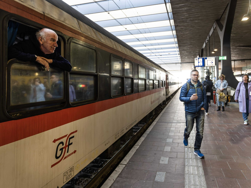 Ein Passagier an Bord des neuen Nachtzuges, der zwischen Berlin, Amsterdam und Brüssel verkehrt, schaut aus einem Zugfenster. - Foto: Eva Plevier/ANP/dpa
