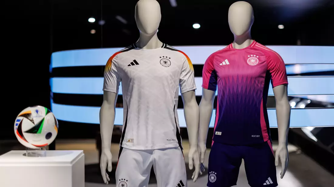 Die Trikots der deutschen Fußball-Nationalmannschaft für Heim-EM sind noch von Adidas. - Bild: Daniel Karmann/dpa