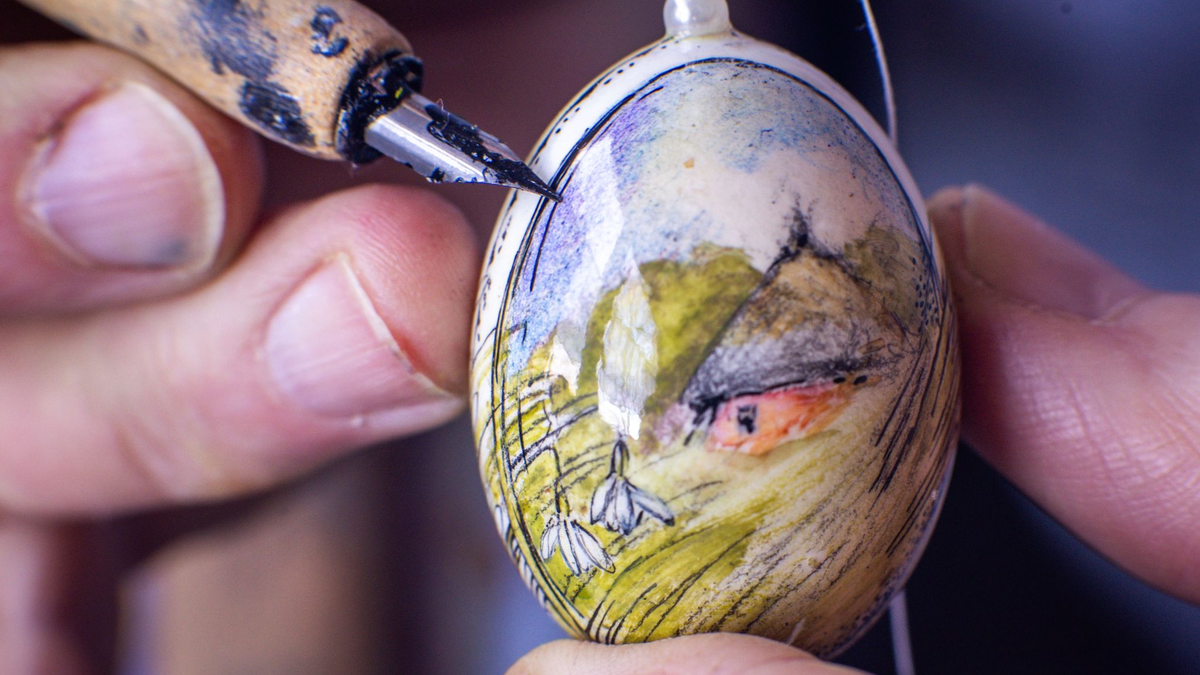 Verschiedene Eier liegen in der Malstube von Eikünstlerin Ines Höfs. - Foto: Jens Büttner/dpa