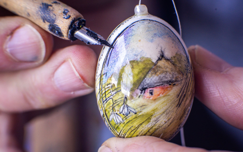 Verschiedene Eier liegen in der Malstube von Eikünstlerin Ines Höfs. - Foto: Jens Büttner/dpa