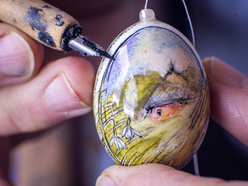 Verschiedene Eier liegen in der Malstube von Eikünstlerin Ines Höfs. - Foto: Jens Büttner/dpa