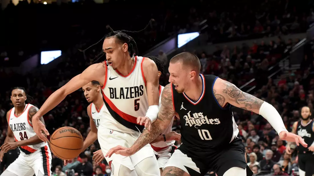 Dalano Banton (l) von den Portland Trail Blazer und Daniel Theis kämpfen um den Ball. - Bild: Steve Dykes/AP/dpa