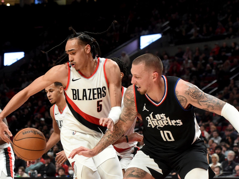 Dalano Banton (l) von den Portland Trail Blazer und Daniel Theis kämpfen um den Ball. - Foto: Steve Dykes/AP/dpa