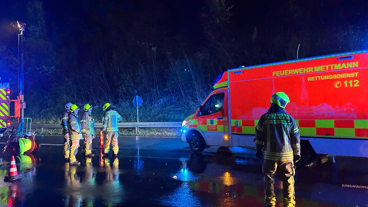 FW Ratingen: Verkehrsunfall auf regennasser Fahrbahn fünf verletzte Personen - Foto: presseportal.de