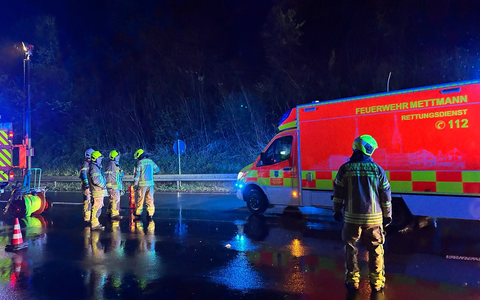FW Ratingen: Verkehrsunfall auf regennasser Fahrbahn fünf verletzte Personen - Foto: presseportal.de