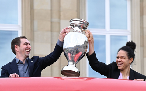 Philipp Lahm, Turnierdirektor der Fußball-Europameisterschaft, hält zusammen mit der früheren Fußball Nationalspielerin Celia Sasic den EM-Pokal hoch. - Foto: Bernd Weißbrod/dpa Philipp Lahm, Turnierdirektor der Fußball-Europameisterschaft, hält zusammen mit der früheren Fußball Nationalspielerin Celia Sasic den EM-Pokal hoch. - Foto: Bernd Weißbrod/dpa
