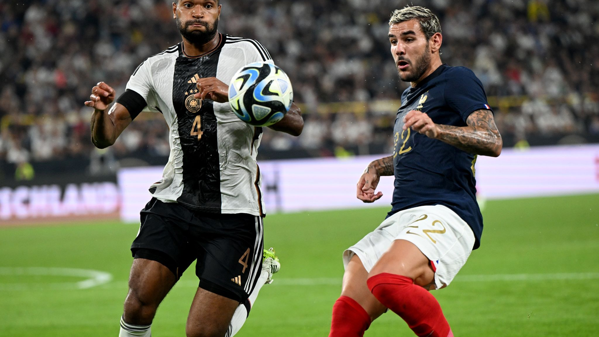 Nationalspieler Jonathan Tah (l) unterstützt, dass der DFB geht gegen rassistische Beleidigungen von Nachwuchsspielern vorgeht. - Foto: Federico Gambarini/dpa