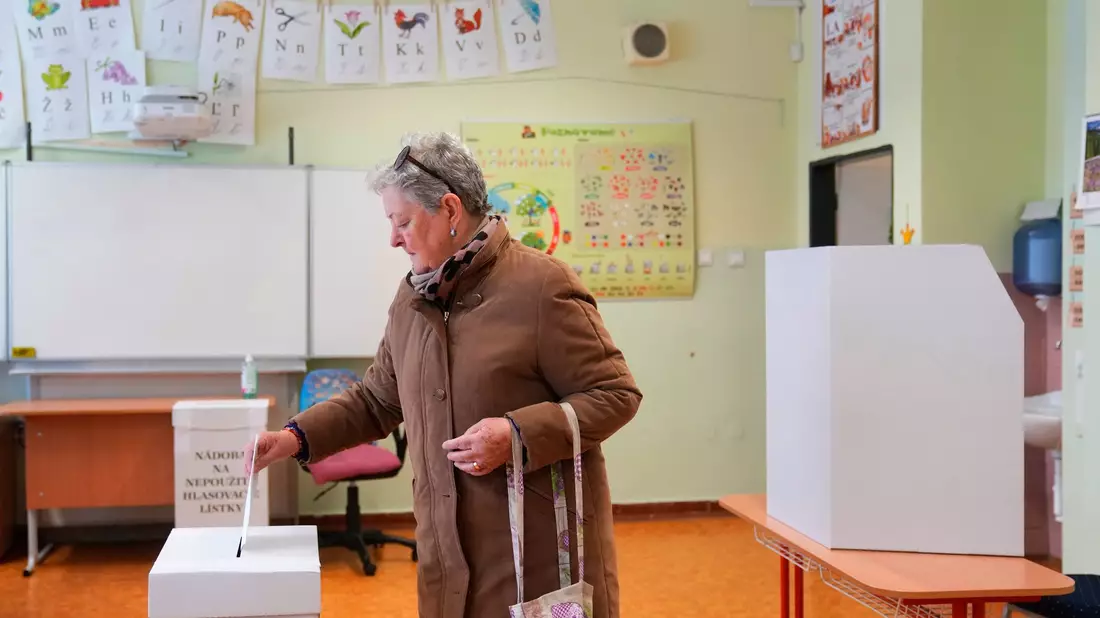 Eine Frau gibt ihre Stimme bei den Präsidentschaftswahlen in der Slowakei ab. - Bild: Petr David Josek/AP/dpa