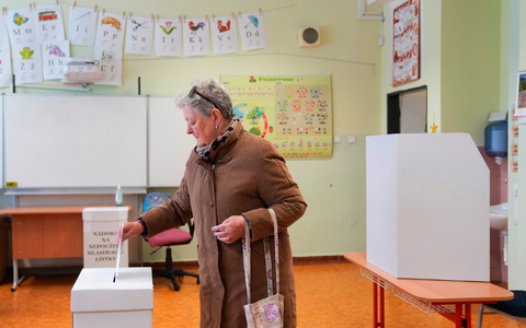 Eine Frau gibt ihre Stimme bei den Präsidentschaftswahlen in der Slowakei ab. - Foto: Petr David Josek/AP/dpa