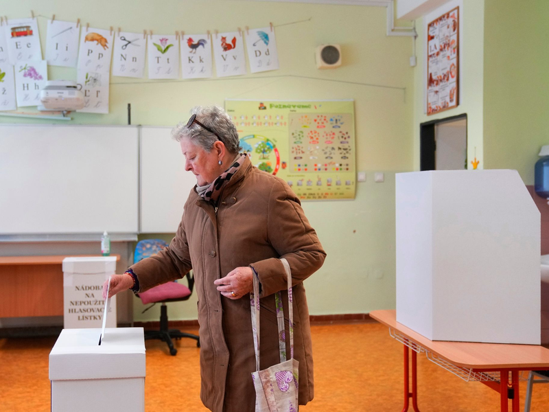 Eine Frau gibt ihre Stimme bei den Präsidentschaftswahlen in der Slowakei ab. - Foto: Petr David Josek/AP/dpa