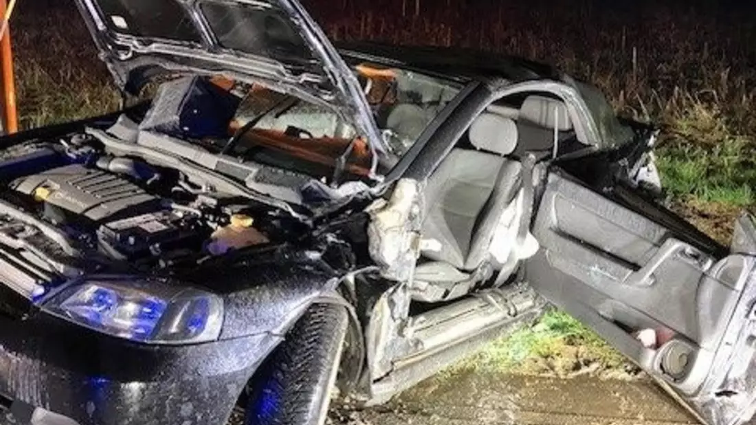 FF Bad Salzuflen: Drei Personen bei schwerem Verkehrsunfall in Bad Salzuflen verletzt / Feuerwehr ist Samstagnacht mit rund 30 Kräften im Einsatz - Bild: presseportal.de