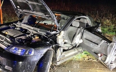 FF Bad Salzuflen: Drei Personen bei schwerem Verkehrsunfall in Bad Salzuflen verletzt / Feuerwehr ist Samstagnacht mit rund 30 KrÀften im Einsatz - Foto: presseportal.de FF Bad Salzuflen: Drei Personen bei schwerem Verkehrsunfall in Bad Salzuflen verletzt / Feuerwehr ist Samstagnacht mit rund 30 KrÀften im Einsatz - Foto: presseportal.de