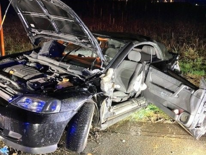 FF Bad Salzuflen: Drei Personen bei schwerem Verkehrsunfall in Bad Salzuflen verletzt / Feuerwehr ist Samstagnacht mit rund 30 Kräften im Einsatz - Foto: presseportal.de