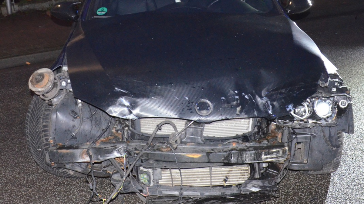 POL-DEL: Landkreis Wesermarsch: Autoposer verursacht alleinbeteiligt Verkehrsunfall mit hohem Sachschaden ++ Führerschein beschlagnahmt ++ Zeugenaufruf - Foto: presseportal.de