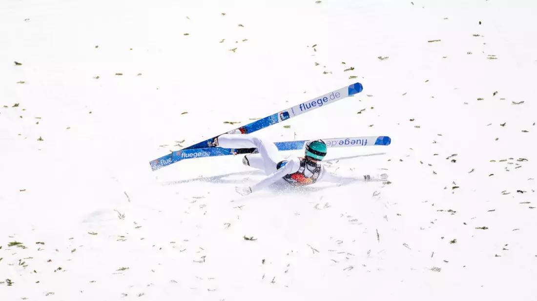 Auch der Slowene Timi Zajc stürzte. - Bild: Andreas Stroh/ZUMA Press Wire/dpa