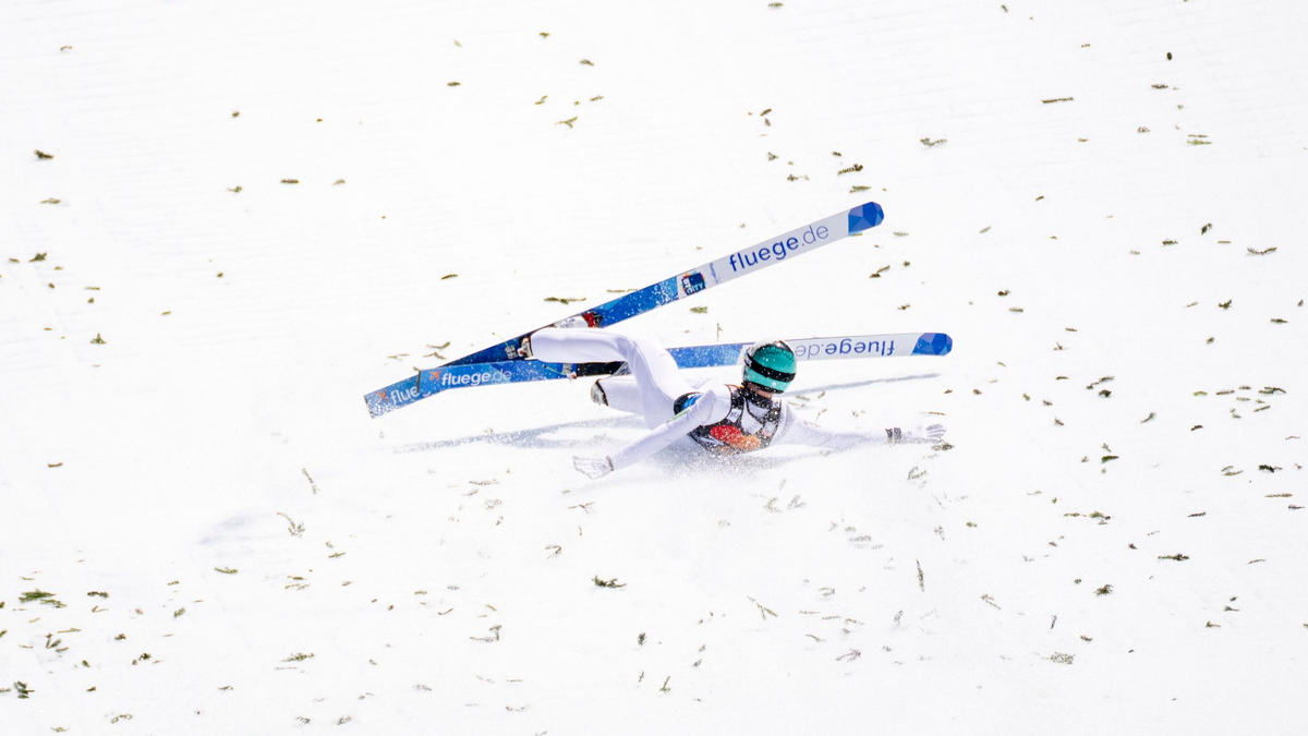 Auch der Slowene Timi Zajc stürzte. - Foto: Andreas Stroh/ZUMA Press Wire/dpa