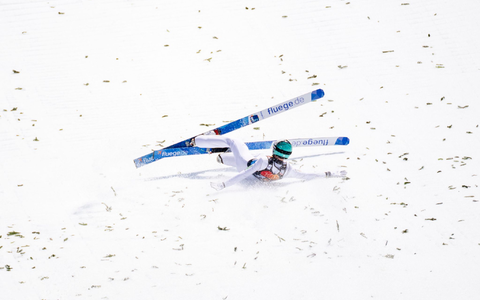 Auch der Slowene Timi Zajc stürzte. - Foto: Andreas Stroh/ZUMA Press Wire/dpa