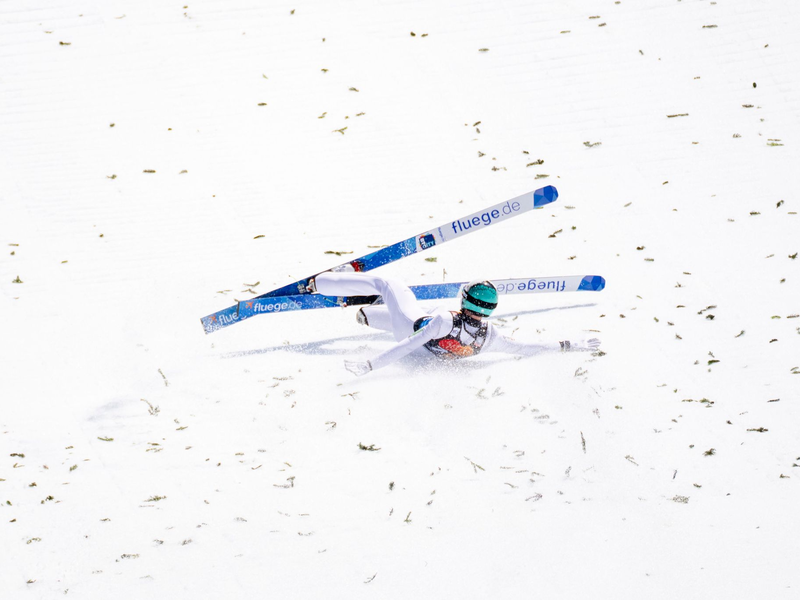 Auch der Slowene Timi Zajc stürzte. - Foto: Andreas Stroh/ZUMA Press Wire/dpa