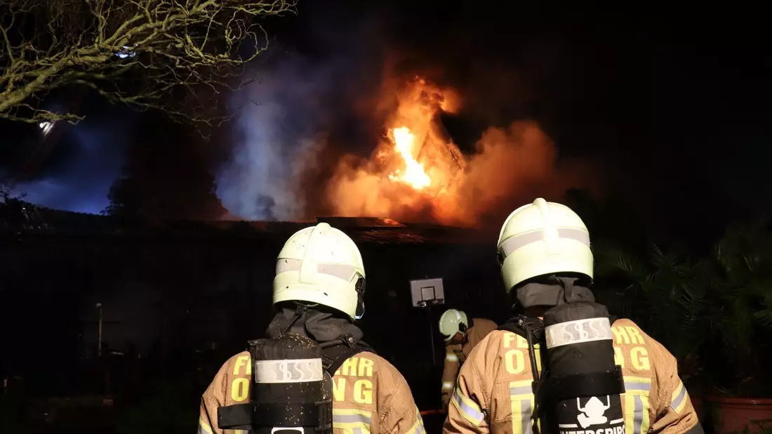 FW-SE: Schuppenbrand greift auf Einfamilienhaus über - Bild: presseportal.de