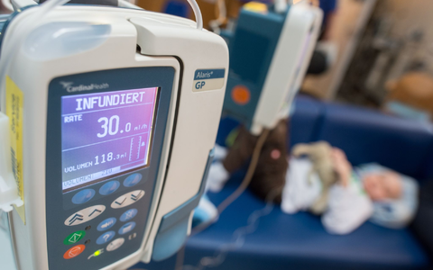 Bei einer Chemotherapie sollen Medikamente verhindern, dass Krebszellen sich teilen und somit vermehren. - Foto: Matthias Balk/dpa