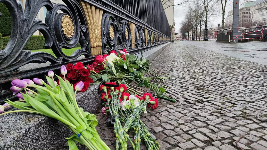 Beileidsbekundungen vor der russischen Botschaft in Berlin am 23.03.2024 - Bild: über dts Nachrichtenagentur