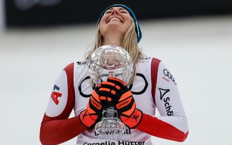 Nach ihrem Abfahrtssieg jubelt Cornelia Hütter mit der Kristallkugel-Trophäe. - Foto: Alessandro Trovati/AP/dpa Nach ihrem Abfahrtssieg jubelt Cornelia Hütter mit der Kristallkugel-Trophäe. - Foto: Alessandro Trovati/AP/dpa
