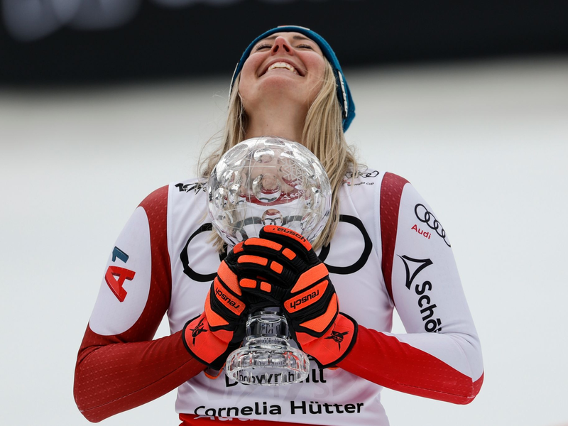 Nach ihrem Abfahrtssieg jubelt Cornelia Hütter mit der Kristallkugel-Trophäe. - Foto: Alessandro Trovati/AP/dpa