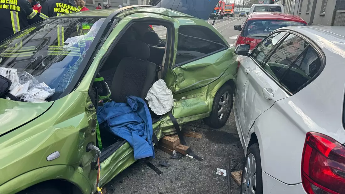 FW-MH: Schwerer Verkehrsunfall mit eingeklemmter Person in Mülheim an der Ruhr - Bild: presseportal.de