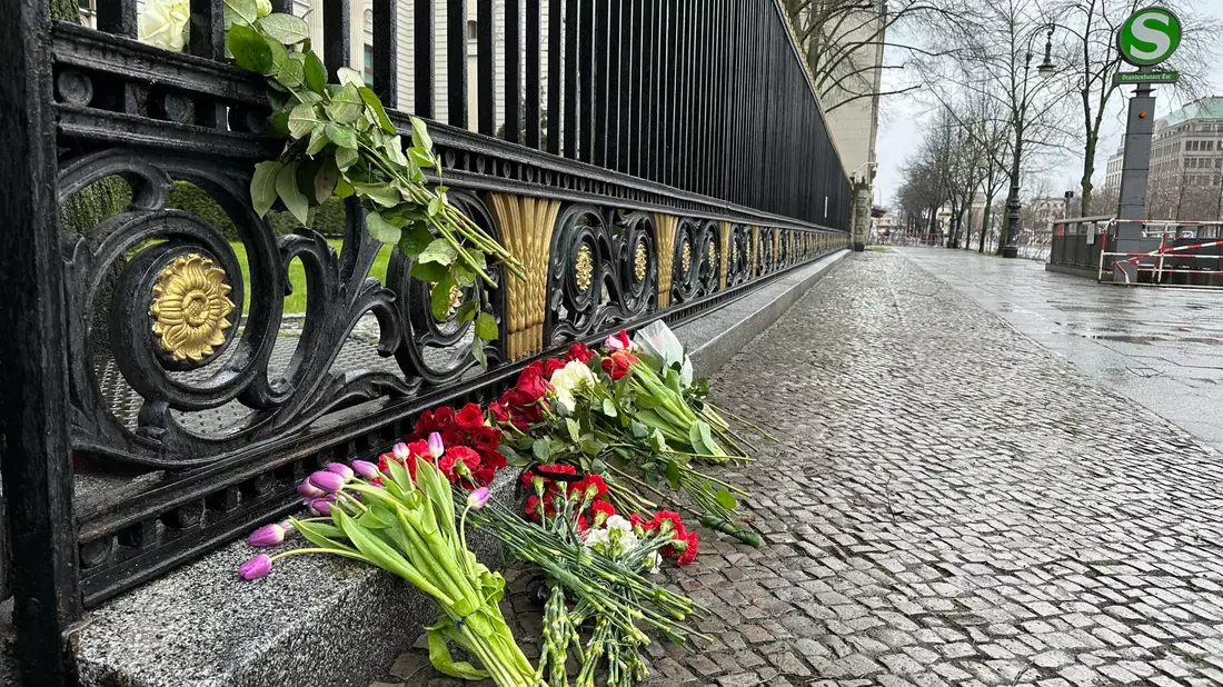 Blumen liegen am Zaun der Russischen Botschaft in Berlin: Bei einem Anschlag auf das Veranstaltungszentrum Crocus City Hall ist die Zahl der Toten nach Angaben der Ermittler weiter gestiegen. - Bild: Ilja Roschkow/Russische Botschaft Berlin/dpa
