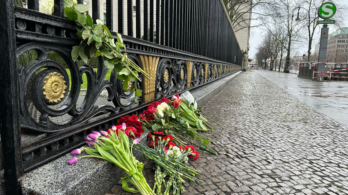 Blumen liegen am Zaun der Russischen Botschaft in Berlin: Bei einem Anschlag auf das Veranstaltungszentrum Crocus City Hall ist die Zahl der Toten nach Angaben der Ermittler weiter gestiegen. - Foto: Ilja Roschkow/Russische Botschaft Berlin/dpa