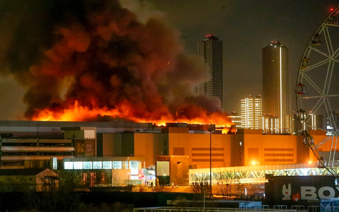 Nach dem Anschlag auf eine Konzerthalle in Moskau sind elf Verdächtige festgenommen worden. Der IS reklamiert die Attacke für sich. - Foto: Sergei Vedyashkin/Moscow News Agency/AP/dpa