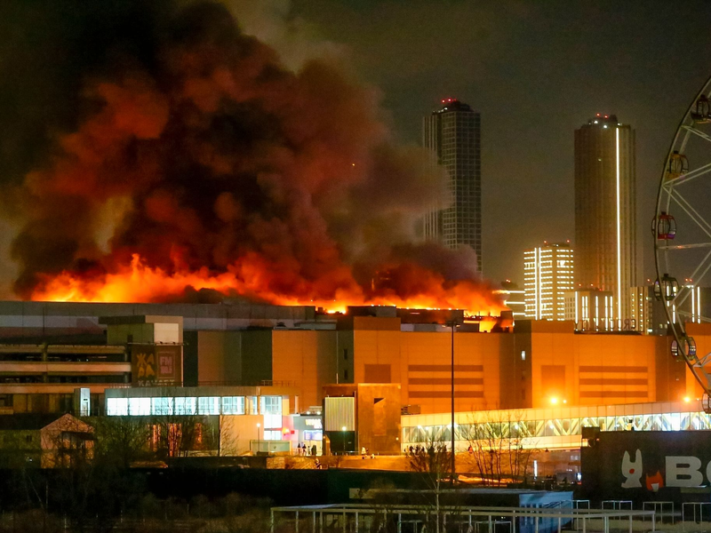 Nach dem Anschlag auf eine Konzerthalle in Moskau sind elf Verdächtige festgenommen worden. Der IS reklamiert die Attacke für sich. - Foto: Sergei Vedyashkin/Moscow News Agency/AP/dpa