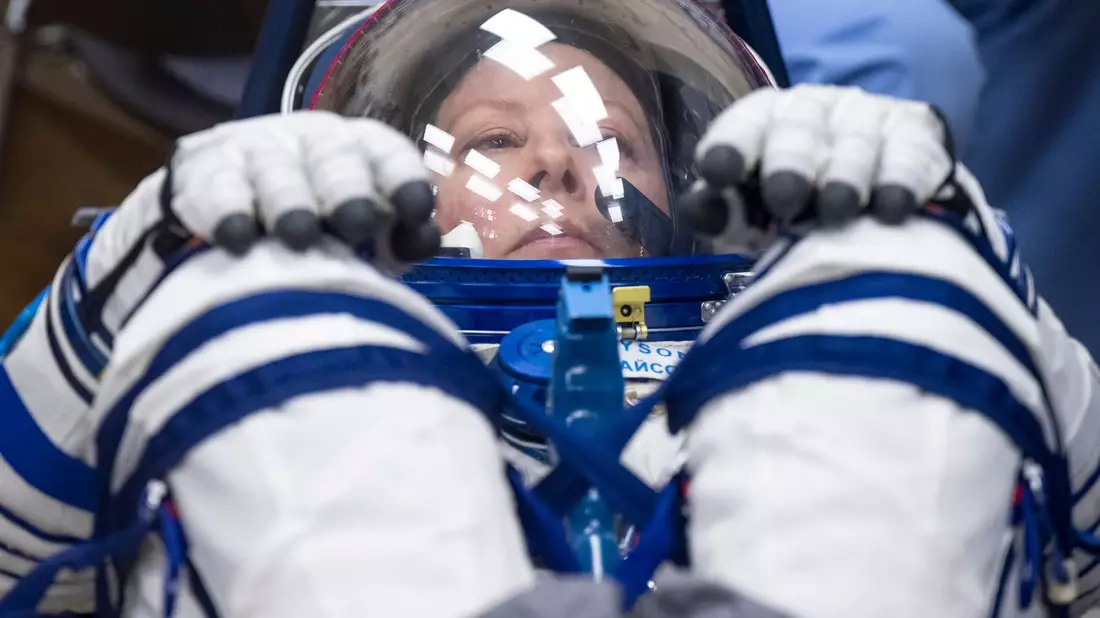 Die Nasa-Astronautin Tracy Dyson lässt den Druck ihres Sokol-Anzugs überprüfen. - Bild: Bill Ingalls/NASA/dpa