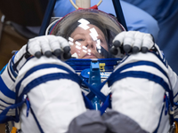 Die Nasa-Astronautin Tracy Dyson lässt den Druck ihres Sokol-Anzugs überprüfen. - Foto: Bill Ingalls/NASA/dpa