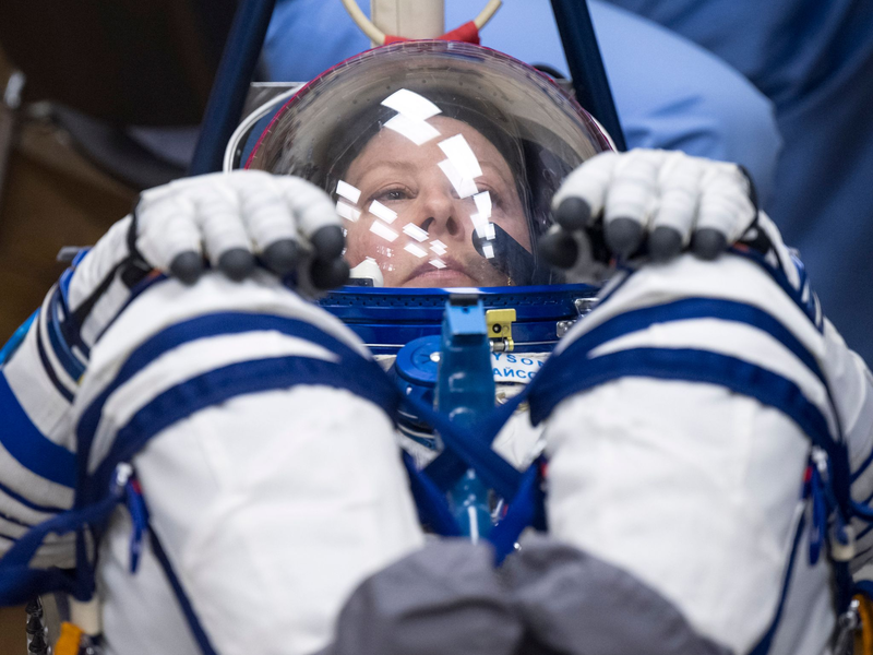 Die Nasa-Astronautin Tracy Dyson lässt den Druck ihres Sokol-Anzugs überprüfen. - Foto: Bill Ingalls/NASA/dpa