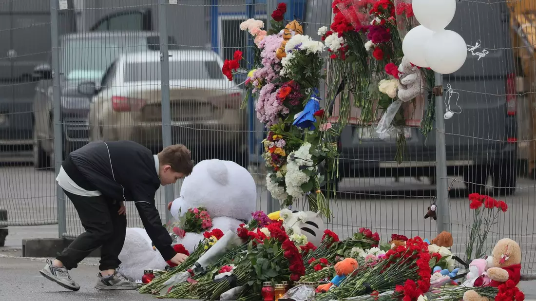 Ein Junge trauert um die Opfer des Anschlags auf die Crocus City Hall in Moskau. - Bild: Vitaly Smolnikov/AP/dpa