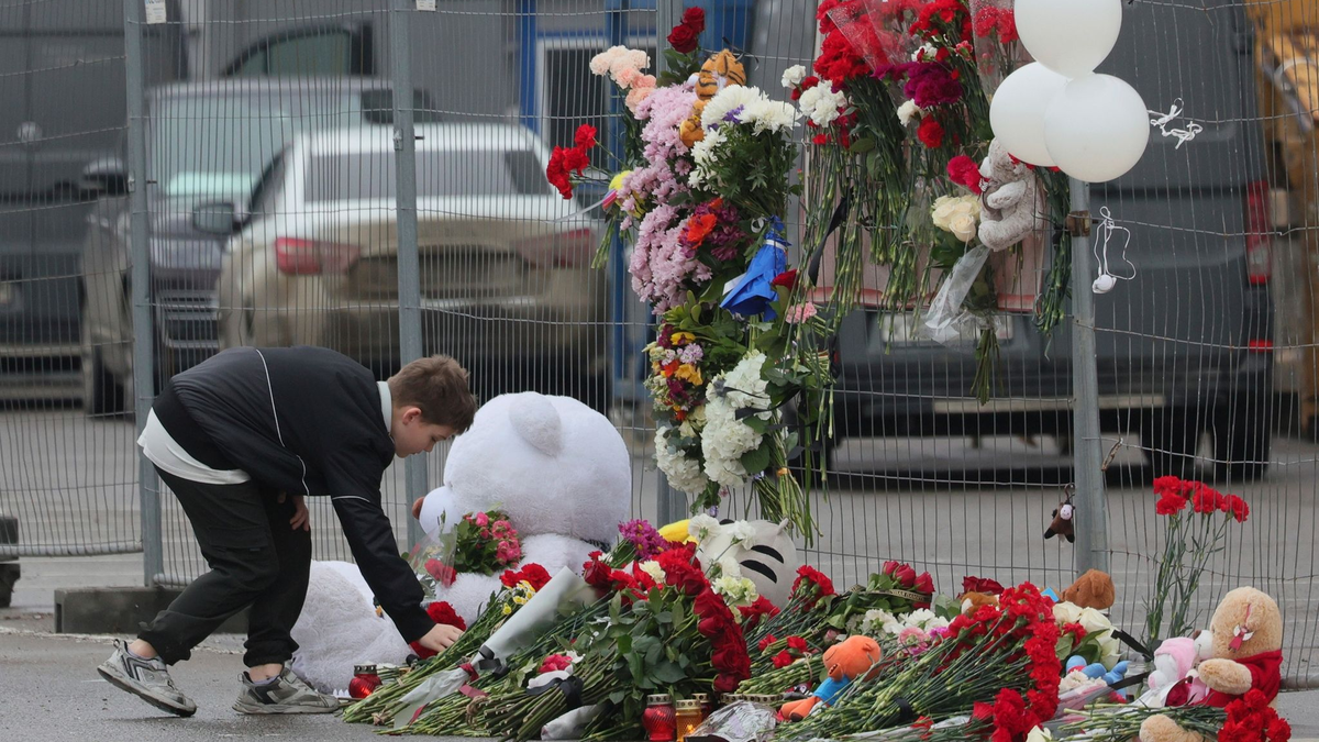 Ein Junge trauert um die Opfer des Anschlags auf die Crocus City Hall in Moskau. - Foto: Vitaly Smolnikov/AP/dpa